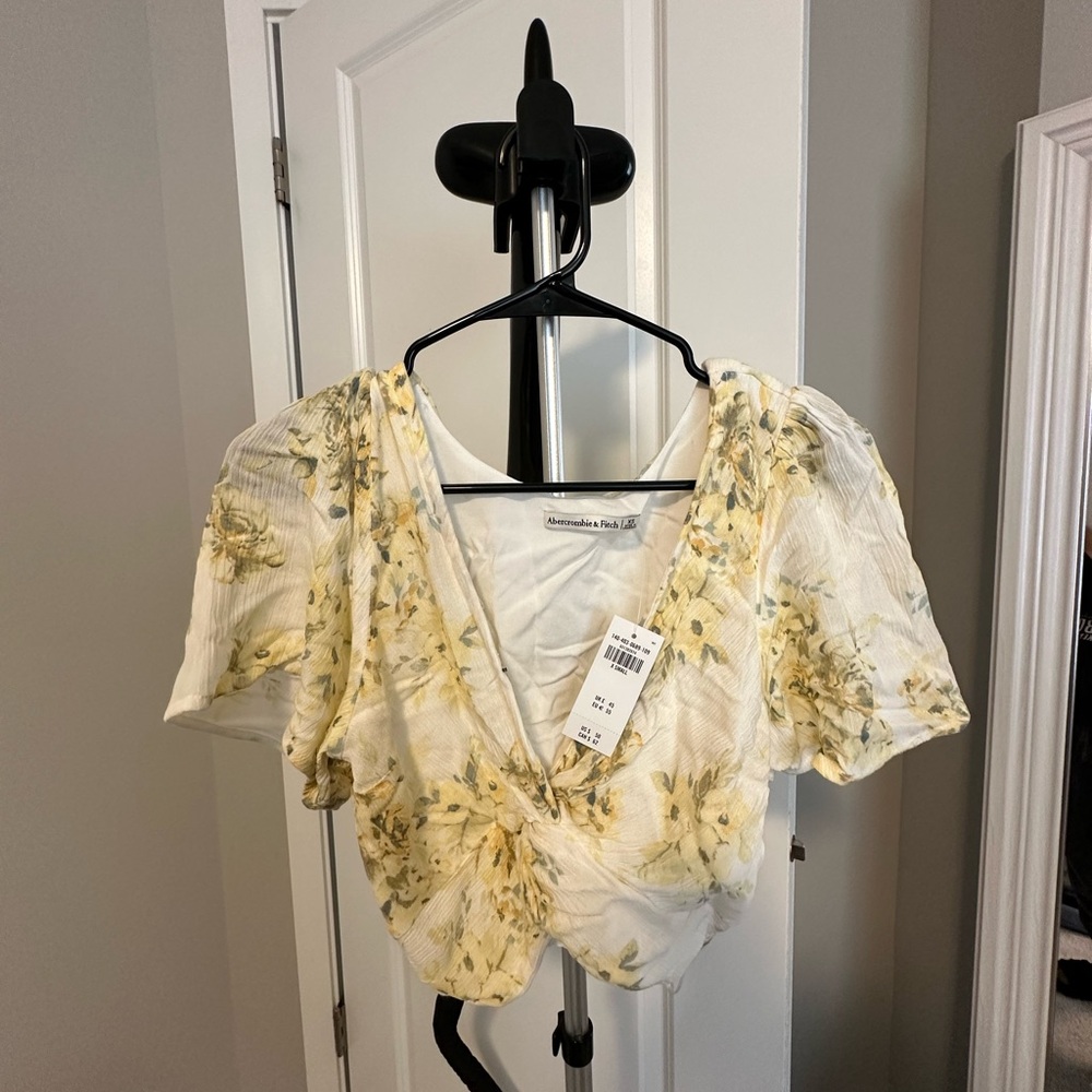 NWTs!!  Women’s Floral Flutter-Sleeve Crop Top - Abercrombie and Fitch XS